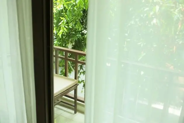 Deluxe Balcony King Bed