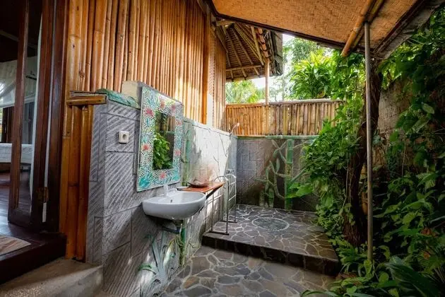 Büyük Yataklı Tek Kişilik Oda (Villa Bambu Kura-Kura)