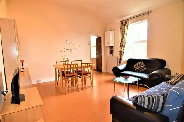 Üç Kişilik Oda, Ortak Banyo (U4)