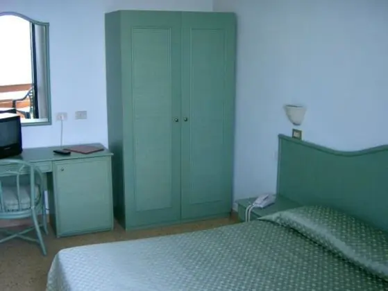 Üç Kişilik Oda, Deniz Manzaralı
