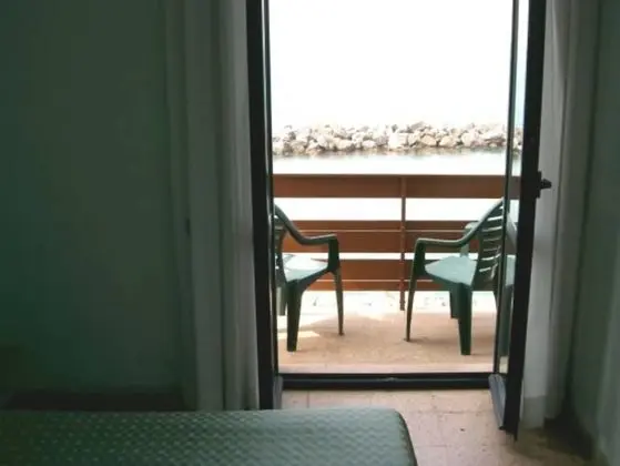 Üç Kişilik Oda, Deniz Manzaralı