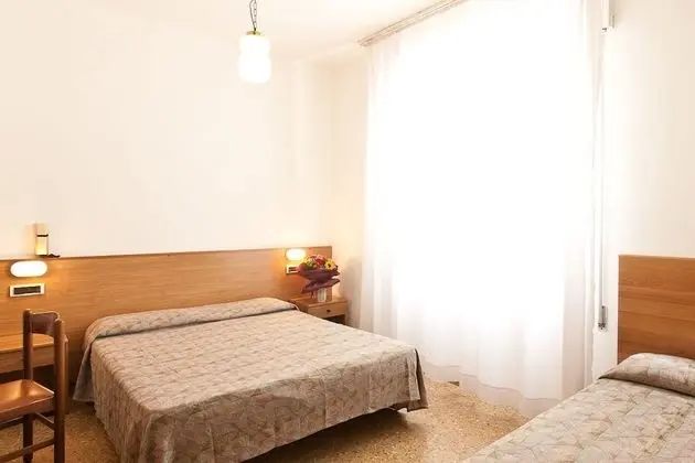 Basic Üç Kişilik Oda, Manzaralı