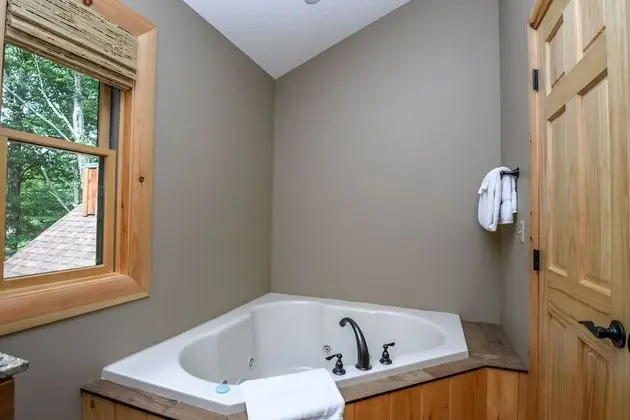 Ev, Birden Çok Yatak, Sıcak Su Havuzu