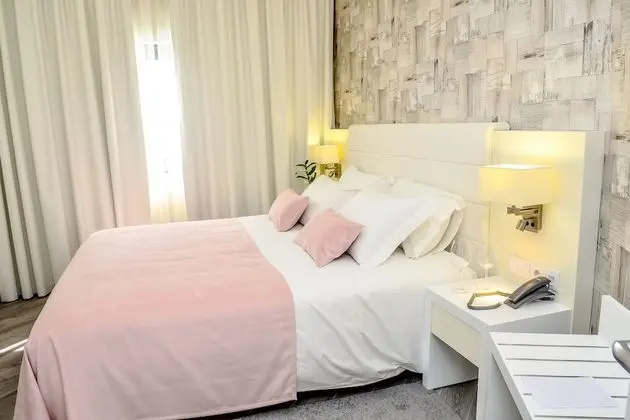 Standard Tek Büyük veya İki Ayrı Yataklı Oda, Balkon, Havuz Manzaralı (10)