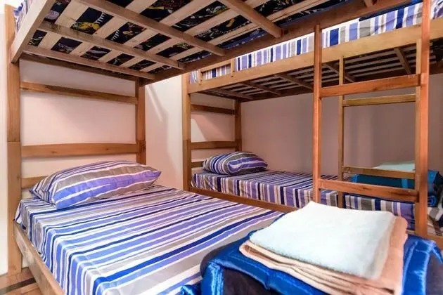 Dormitorio Misto, 8 camas, banheiro compartilhado
