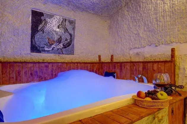 Cave Suite,    , Jakuzili