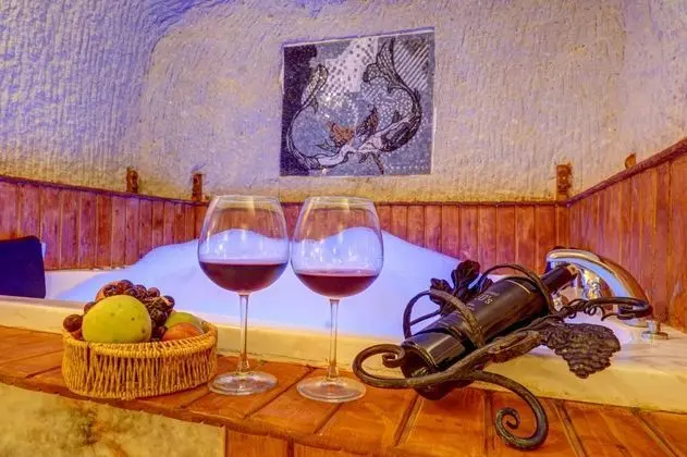 Cave Suite,    , Jakuzili