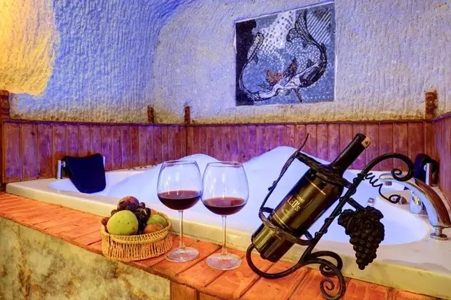 Cave Suite,    , Jakuzili