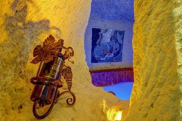 Cave Suite,    , Jakuzili