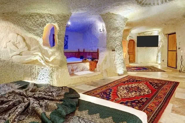 Cave Suite,    , Jakuzili