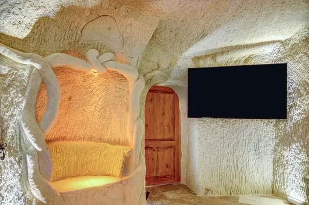 Cave Suite,    , Jakuzili