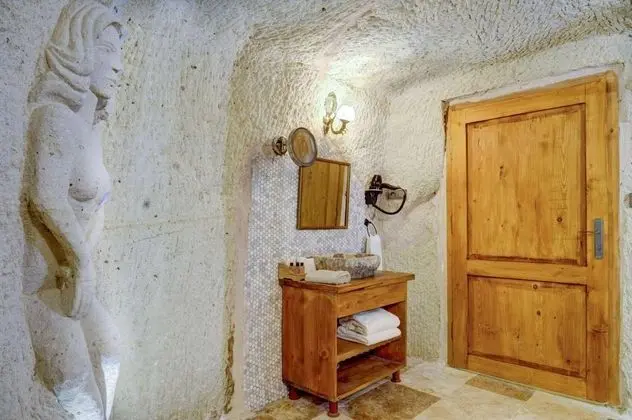 Cave Suite,    , Jakuzili