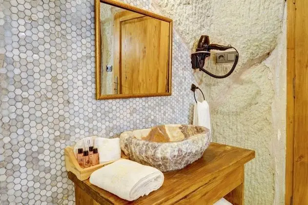 Cave Suite,    , Jakuzili