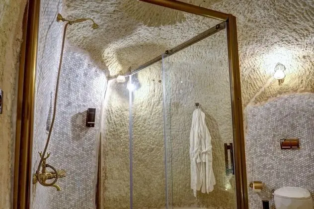 Cave Suite,    , Jakuzili