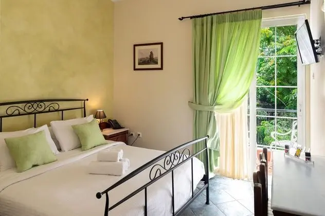 Economy Tek Büyük veya İki Ayrı Yataklı Oda, Ortak Banyo (with Balcony)
