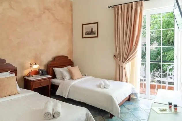 Economy Tek Büyük veya İki Ayrı Yataklı Oda, Ortak Banyo (with Balcony)