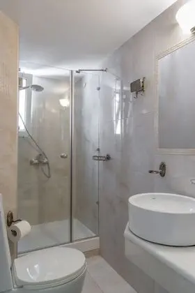 Economy Tek Büyük veya İki Ayrı Yataklı Oda, Ortak Banyo (with Balcony)