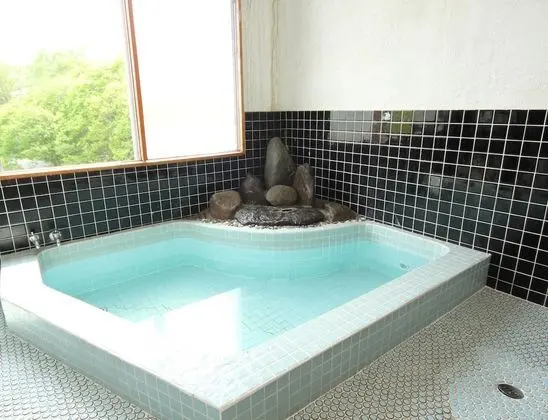 Üç Kişilik Oda, Ortak Banyo