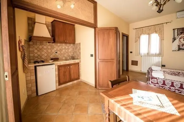 Tek Büyük veya İki Ayrı Yataklı Oda, Küçük Mutfak, Avlu Manzaralı