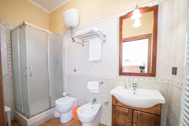 Tek Büyük veya İki Ayrı Yataklı Oda, Küçük Mutfak, Avlu Manzaralı