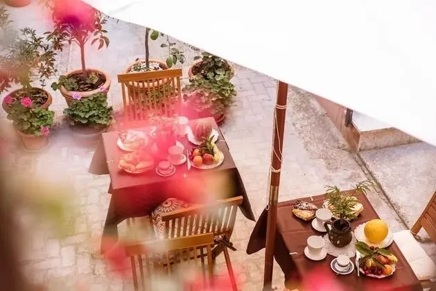 Tek Büyük veya İki Ayrı Yataklı Oda, Küçük Mutfak, Avlu Manzaralı