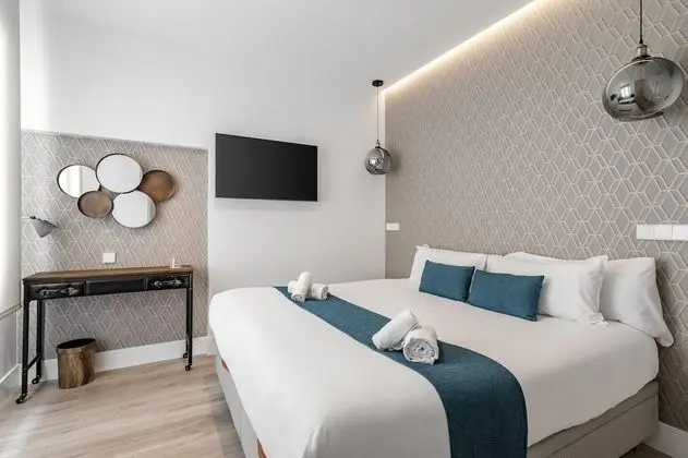 City Tek Büyük Yataklı Oda