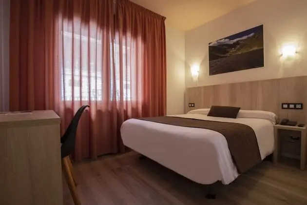 Büyük Yataklı Tek Kişilik Oda
