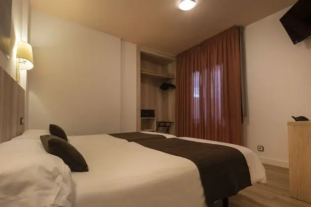 Büyük Yataklı Tek Kişilik Oda