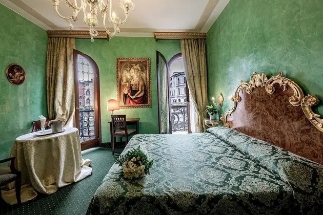 Luxury Tek Büyük veya İki Ayrı Yataklı Oda, Kanal Manzaralı