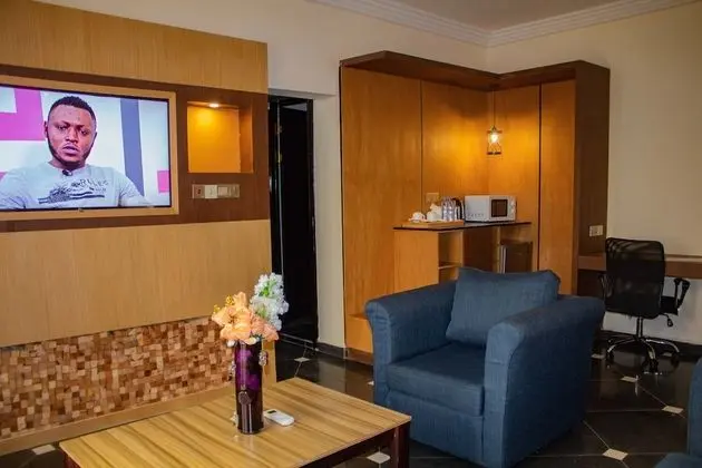 Deluxe Süit, 1 Yatak Odası, Küvet, Havuz Manzaralı