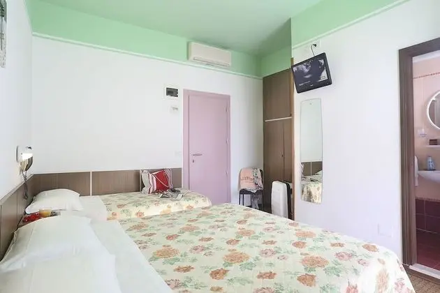 Family Tek Büyük veya İki Ayrı Yataklı Oda, Balkon, Kısmi Deniz Manzaralı