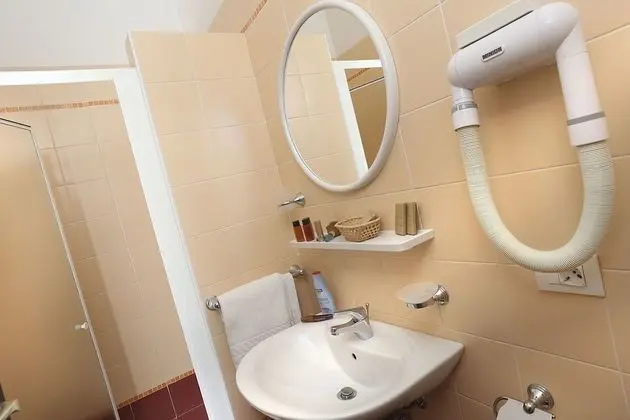 Family Tek Büyük veya İki Ayrı Yataklı Oda, Balkon, Kısmi Deniz Manzaralı