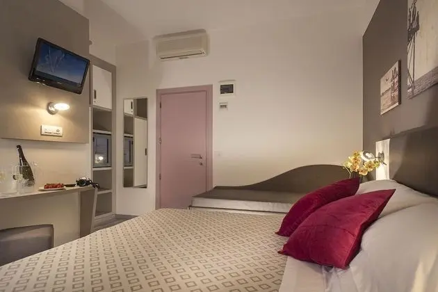 Superior Tek Büyük veya İki Ayrı Yataklı Oda, Balkon, Kısmi Deniz Manzaralı