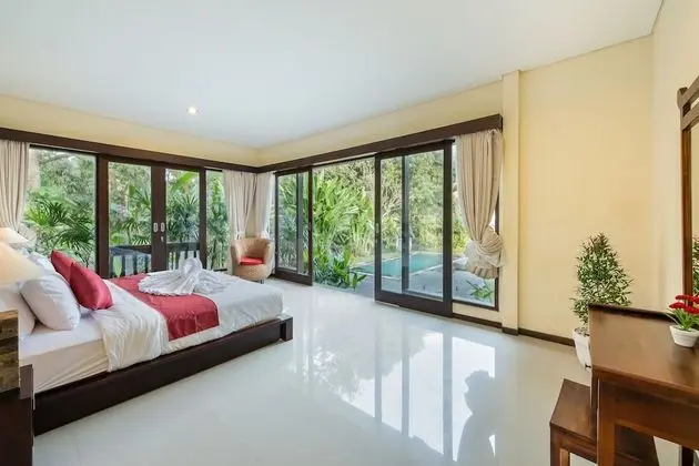 3 Bedrooms Villa with Pool View