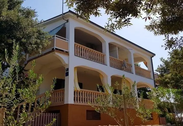 Ev (Mare - 50 m from beach - H(8+3))