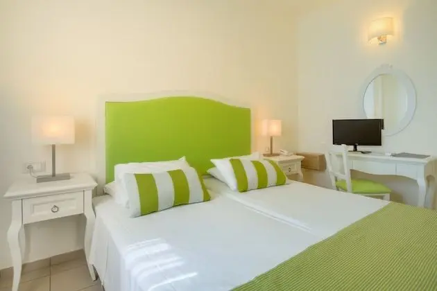 One Bedroom Apartment with Sea View