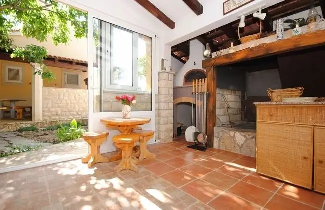 Ev (Mare - open pool and pool for childre)