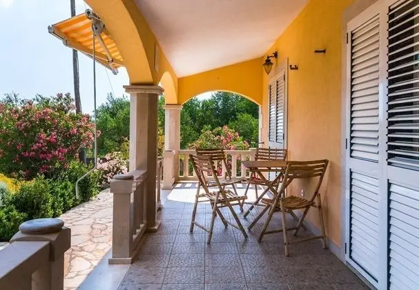 Ev (Mare - open pool and pool for childre)