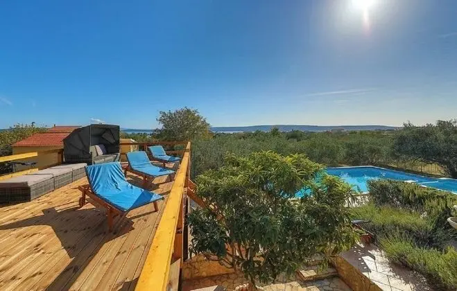 Ev (Mare - open pool and pool for childre)