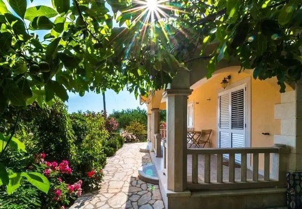 Ev (Mare - open pool and pool for childre)