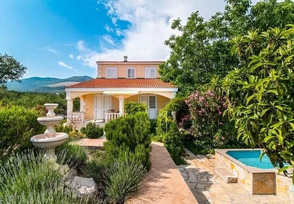 Ev (Mare - open pool and pool for childre)