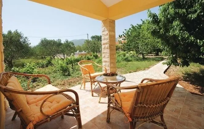 Ev (Mare - open pool and pool for childre)