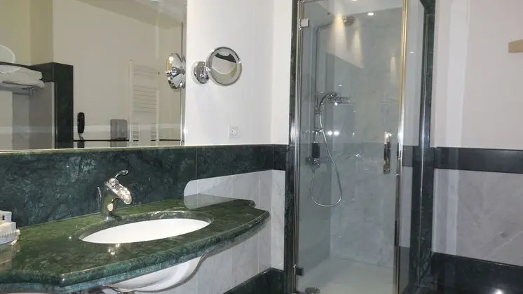 Deluxe Dört Kişilik Oda