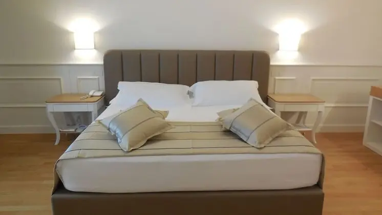 Deluxe Tek Büyük Yataklı Oda, Kısmi Deniz Manzaralı