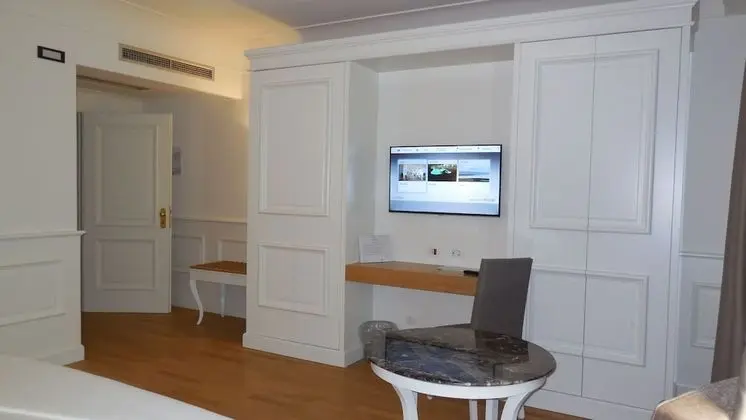 Deluxe Tek Büyük Yataklı Oda, Kısmi Deniz Manzaralı