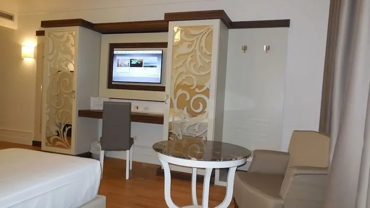 Deluxe Tek Büyük Yataklı Oda, Kısmi Deniz Manzaralı