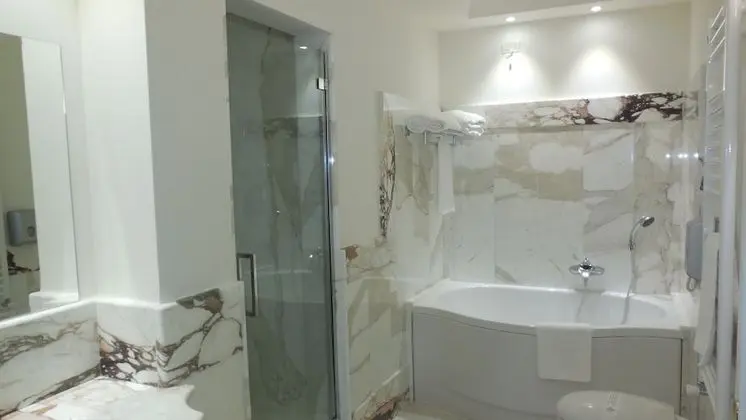Deluxe Tek Büyük Yataklı Oda, Kısmi Deniz Manzaralı