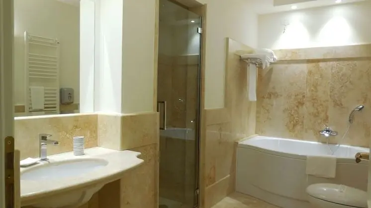 Deluxe Tek Büyük Yataklı Oda, Kısmi Deniz Manzaralı