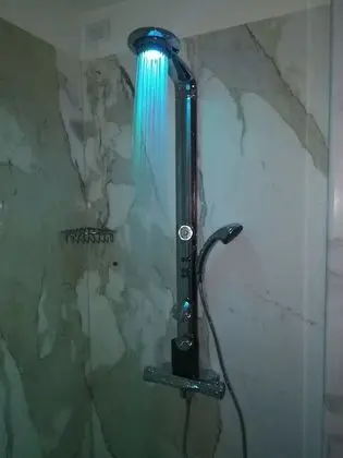 Deluxe Tek Büyük Yataklı Oda, Kısmi Deniz Manzaralı
