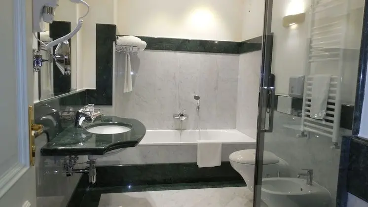 Grand Büyük Yataklı Tek Kişilik Oda, Kısmi Deniz Manzaralı